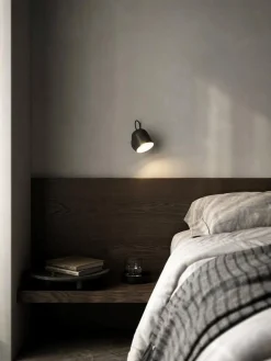 Angle vegglampe med USB - Svart