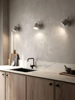 Angle vegglampe med USB - Grå