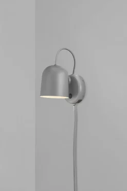 Angle vegglampe med USB - Grå
