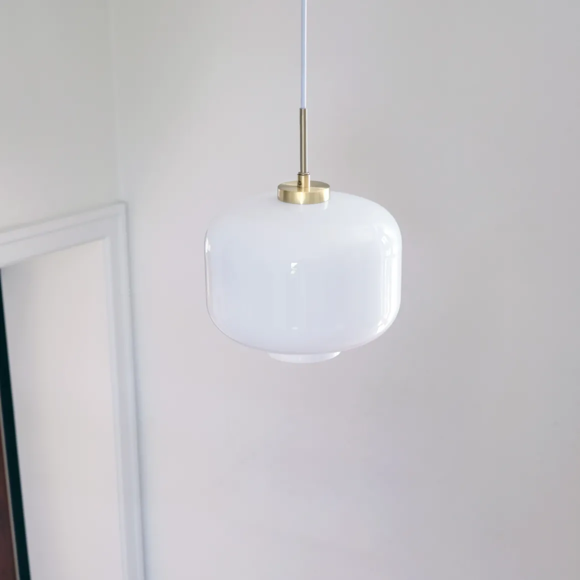Arp takpendel 30 cm - Messing/Opal glass