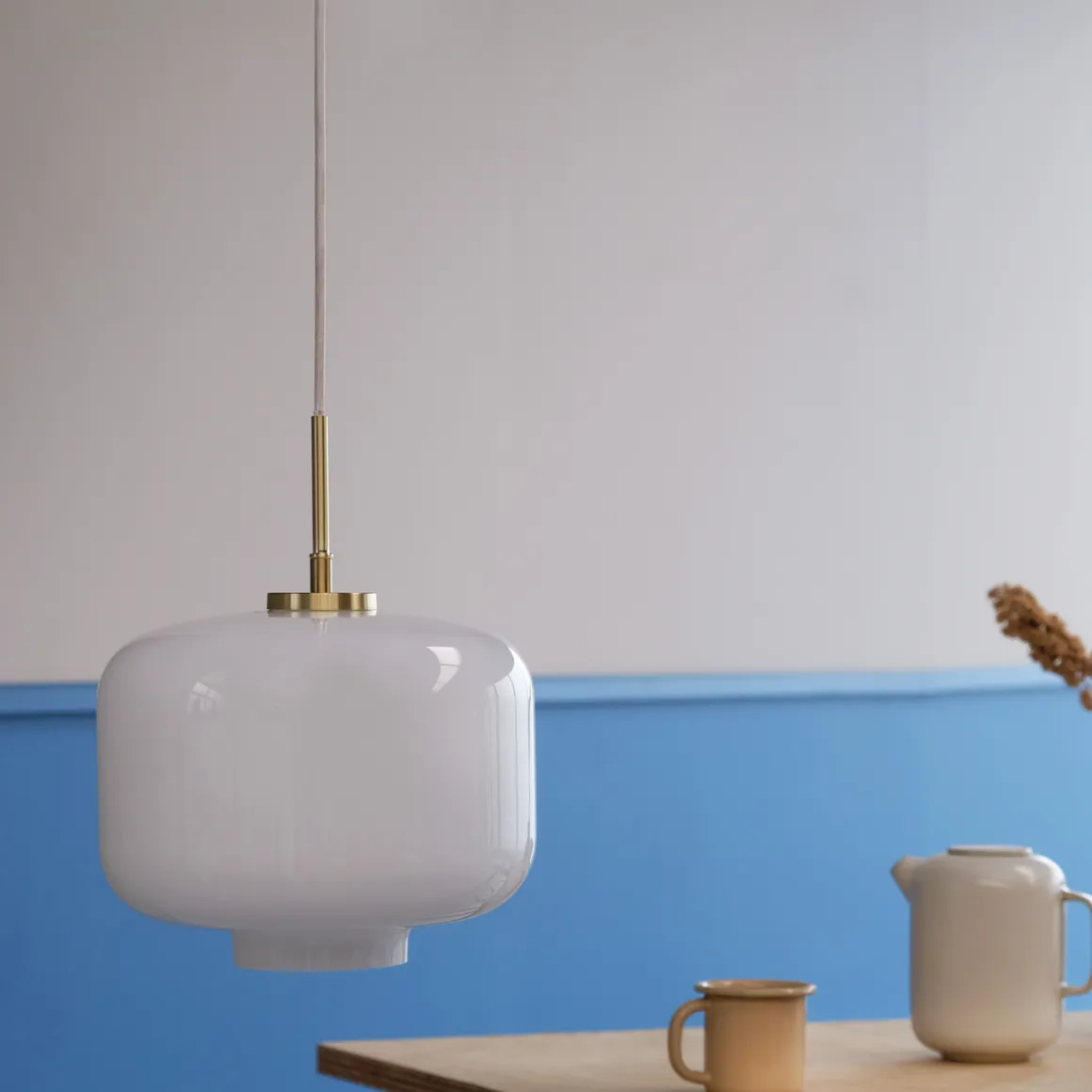 Arp takpendel 30 cm - Messing/Opal glass