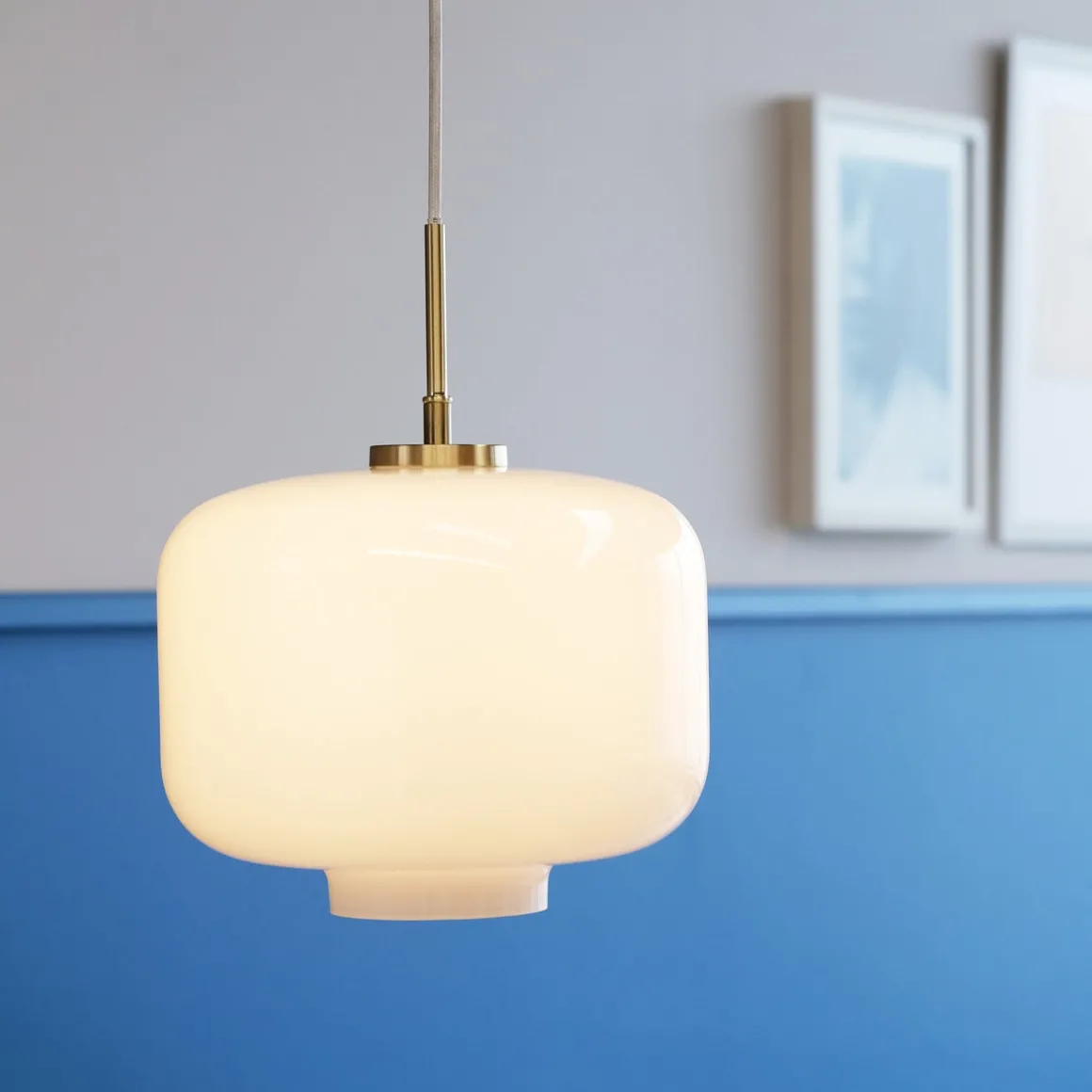 Arp takpendel 30 cm - Messing/Opal glass