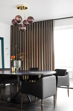 Ballroom Molecule taklampe - messing base/rosa glass