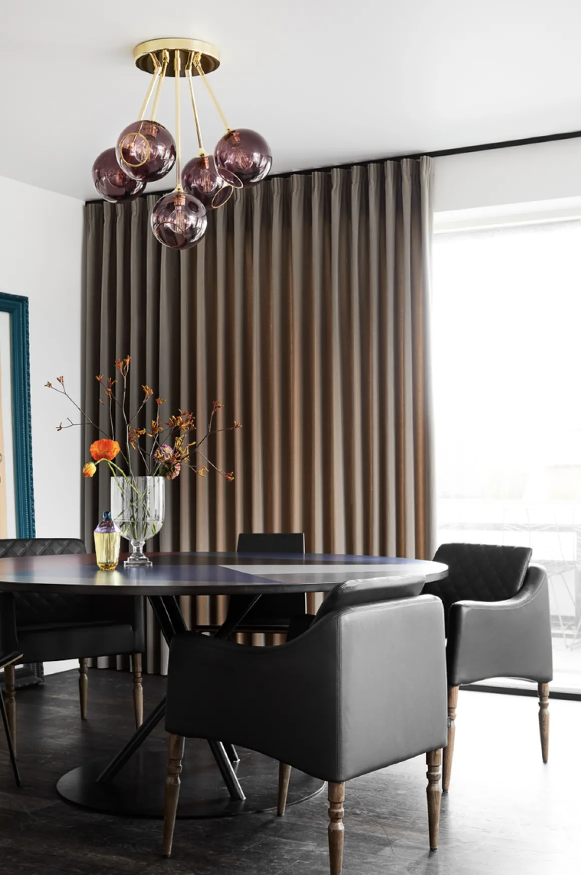 Ballroom Molecule taklampe - messing base/rosa glass