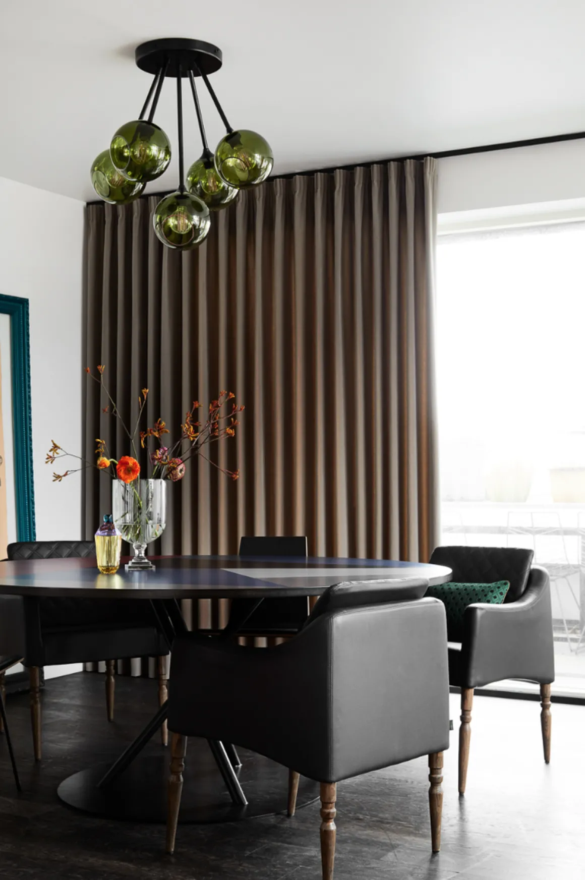 Ballroom Molecule taklampe - svart base/grønn glass