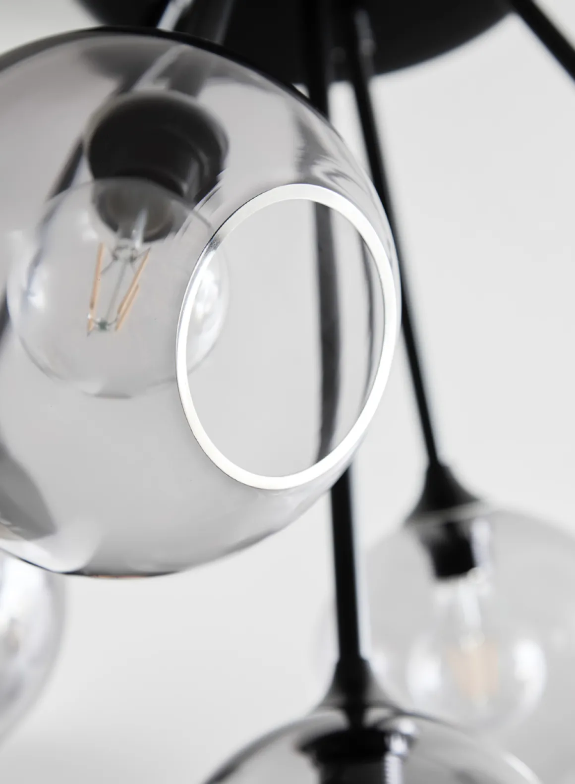 Ballroom Molecule taklampe - svart base/sotet glass