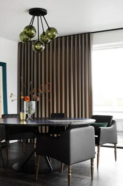 Ballroom Molecule taklampe - svart base/sotet glass