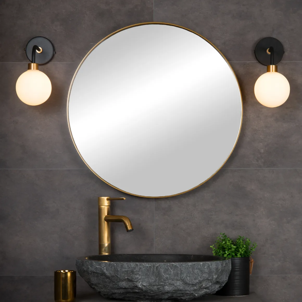 Berend vegglampe IP44 - Svart/Opal