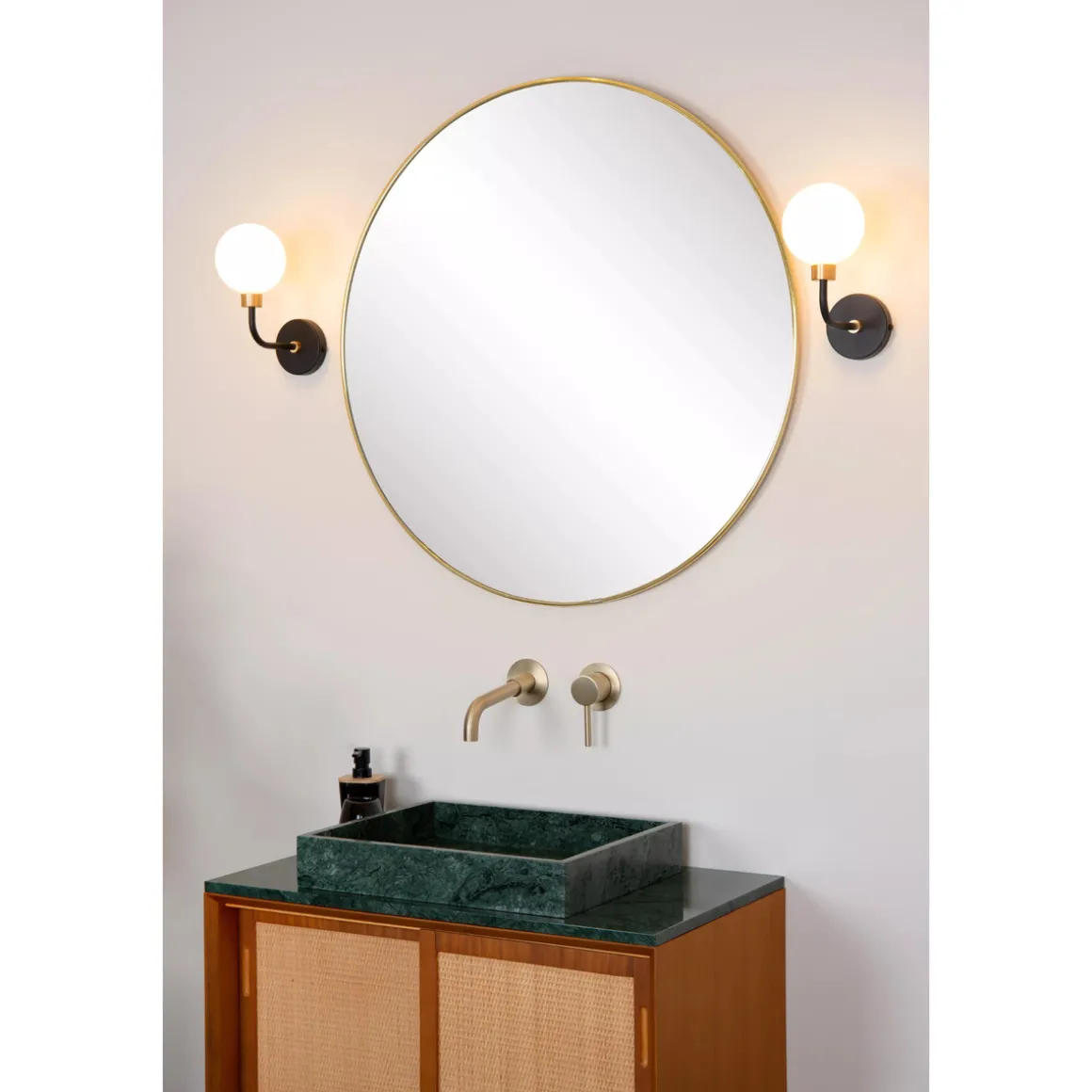 Berend vegglampe IP44 - Svart/Opal