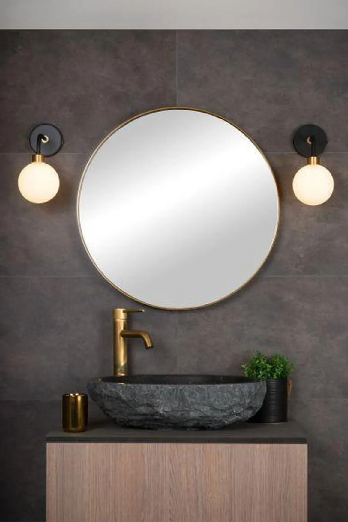 Berend vegglampe IP44 - Svart/Opal