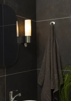 Cosenza vegglampe for baderom m/stikkontakt IP44