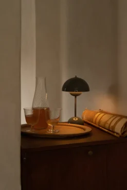 Flowerpot VP9 bærbar bordlampe
