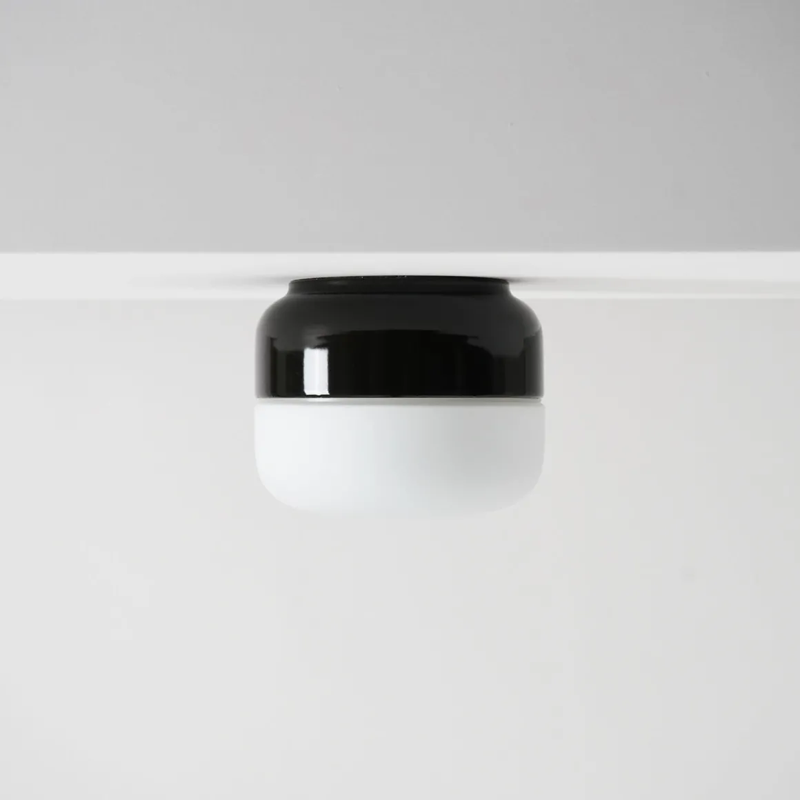 Ifø Ohm 140 / 115 tak/vegg 10W LED dimbar IP44 - 3000K