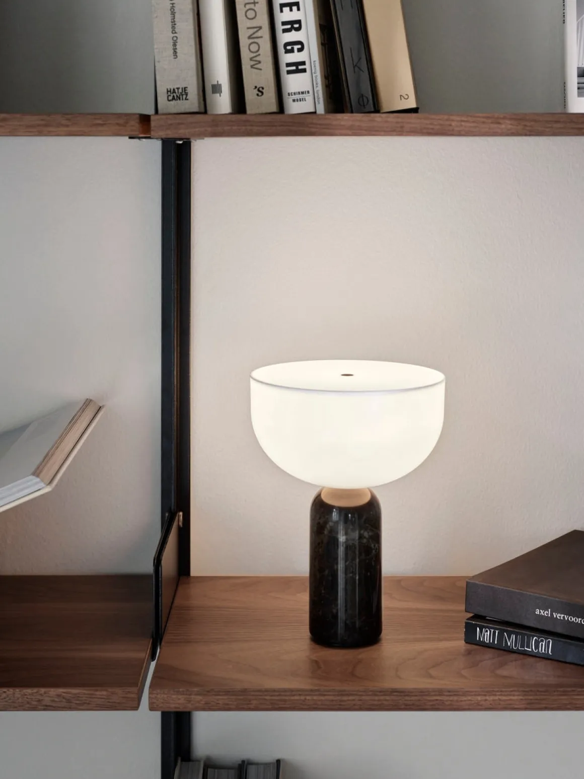 Kizu Portable bordlampe - Svart marmor