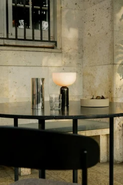 Kizu Portable bordlampe - Svart marmor