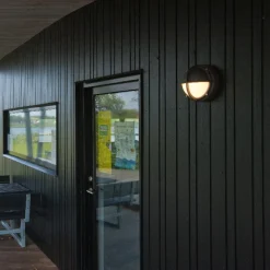 Louis Poulsen Skot utendørs halvskjerm vegglampe