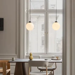 Nuura Apiales 1 taklampe - Satin svart/ opal