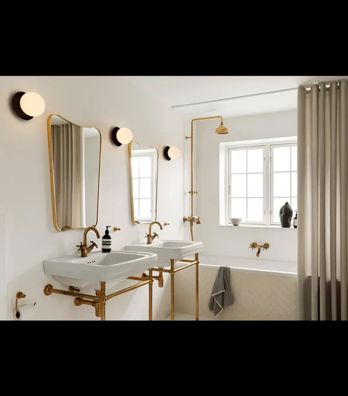 Nuura Liila 1 vegglampe/taklampe - medium - svart / opal glass