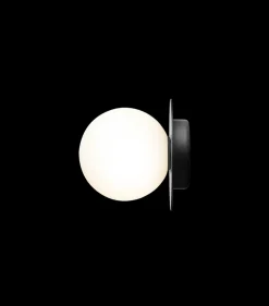 Nuura Liila 1 vegglampe/taklampe - medium - svart / opal glass