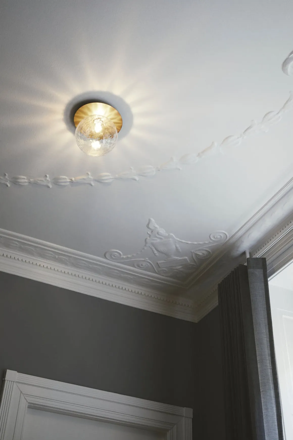 Nuura Liila 1 vegglampe/taklampe - large - nordic gold / optikk