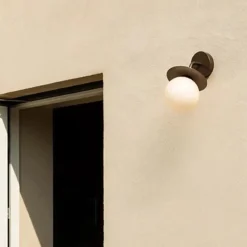 Nuura Liila utendørslampe - bronse/opal