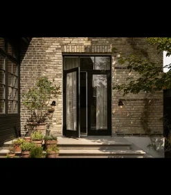 Nuura Liila utendørslampe - svart/optikk