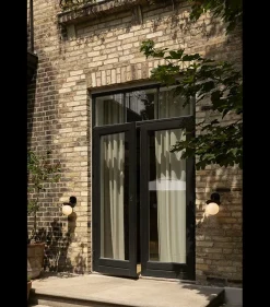 Nuura Liila utendørslampe - svart/opal