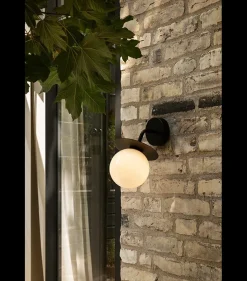 Nuura Liila utendørslampe - svart/opal