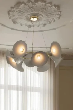 Nuura Petalii 10 taklampe Hvit/messing