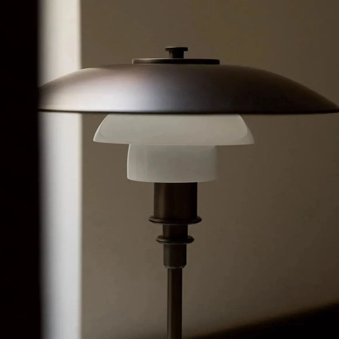 PH 3/2 Aged brass opal bordlampe