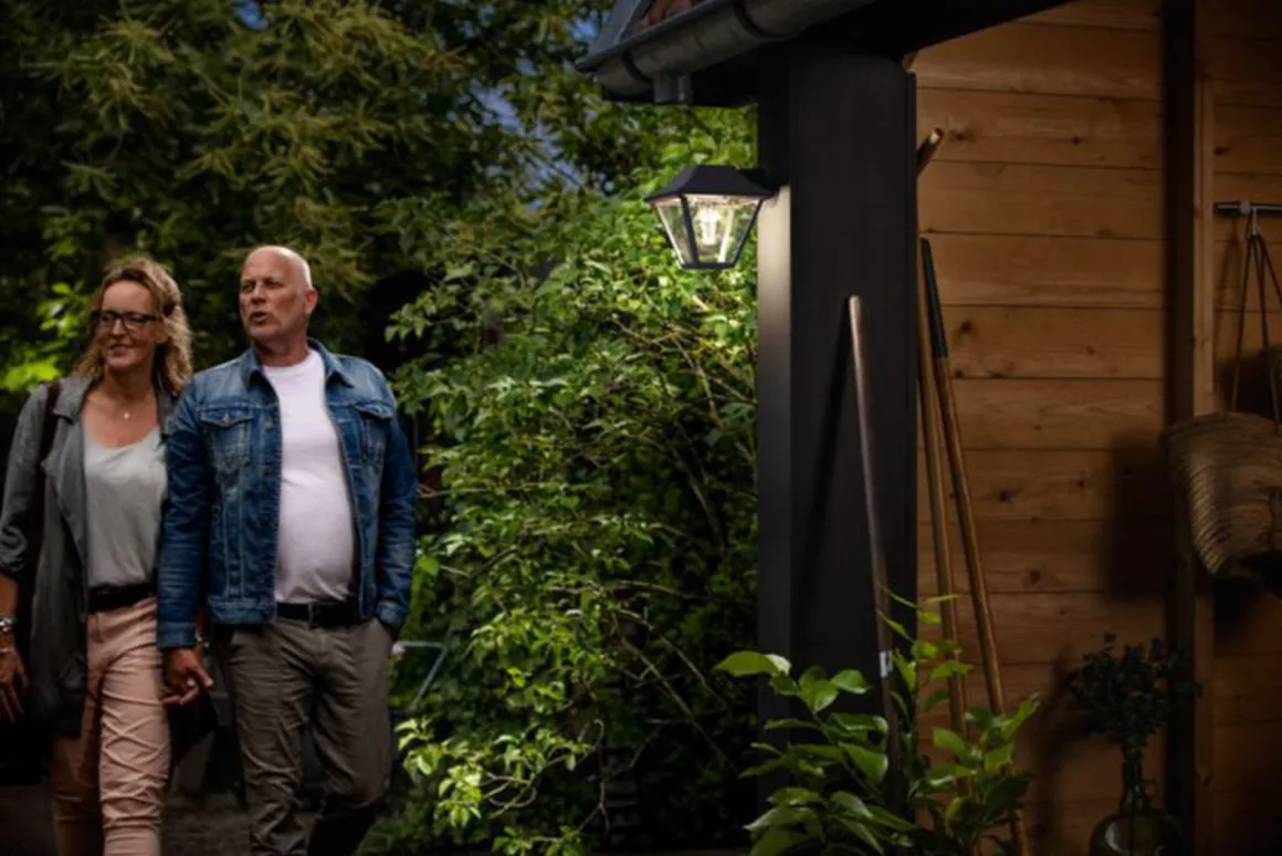 Philips myGarden Alpenglow vegglampe ned utendørs IP44 - Svart