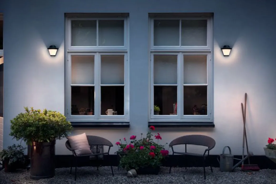 Philips myGarden Serres vegglampe utendørs IP44 - Svart