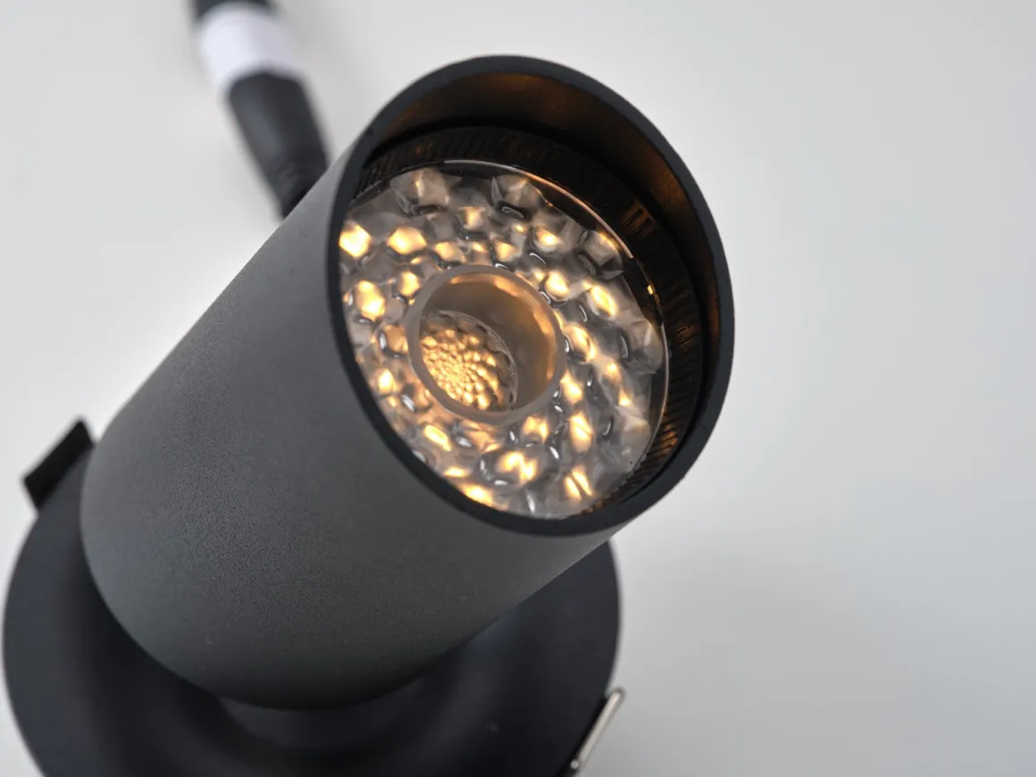 Q-Focus SR95 innfelt takspot 2700K 20 til 43° lysspredning 11W dimbar - Hvit