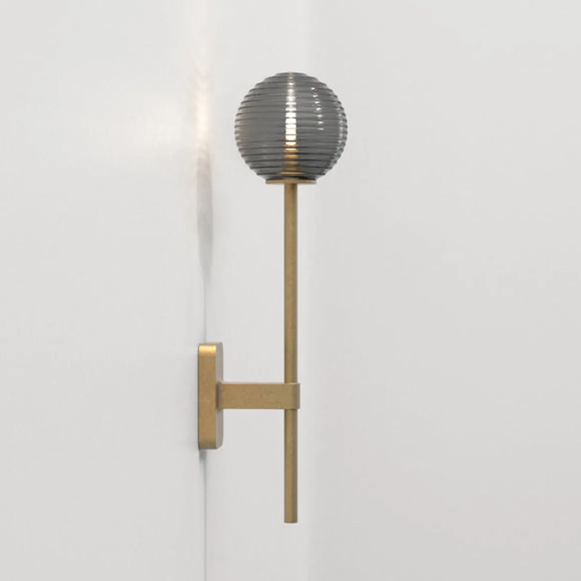 Tacoma Single Grande vegglampe IP44 - Antikk Messing/Røykfarget kuppel