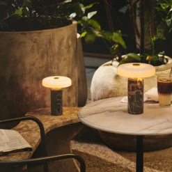 Trip oppladbar bordlampe - Dark Clay marmor/Hvit skjerm