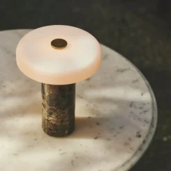 Trip oppladbar bordlampe - Dark Emperador brun marmor/Hvit skjerm