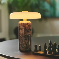 Trip oppladbar bordlampe - Dark Emperador brun marmor/Hvit skjerm