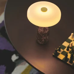 Trip oppladbar bordlampe - Dark Emperador brun marmor/Hvit skjerm