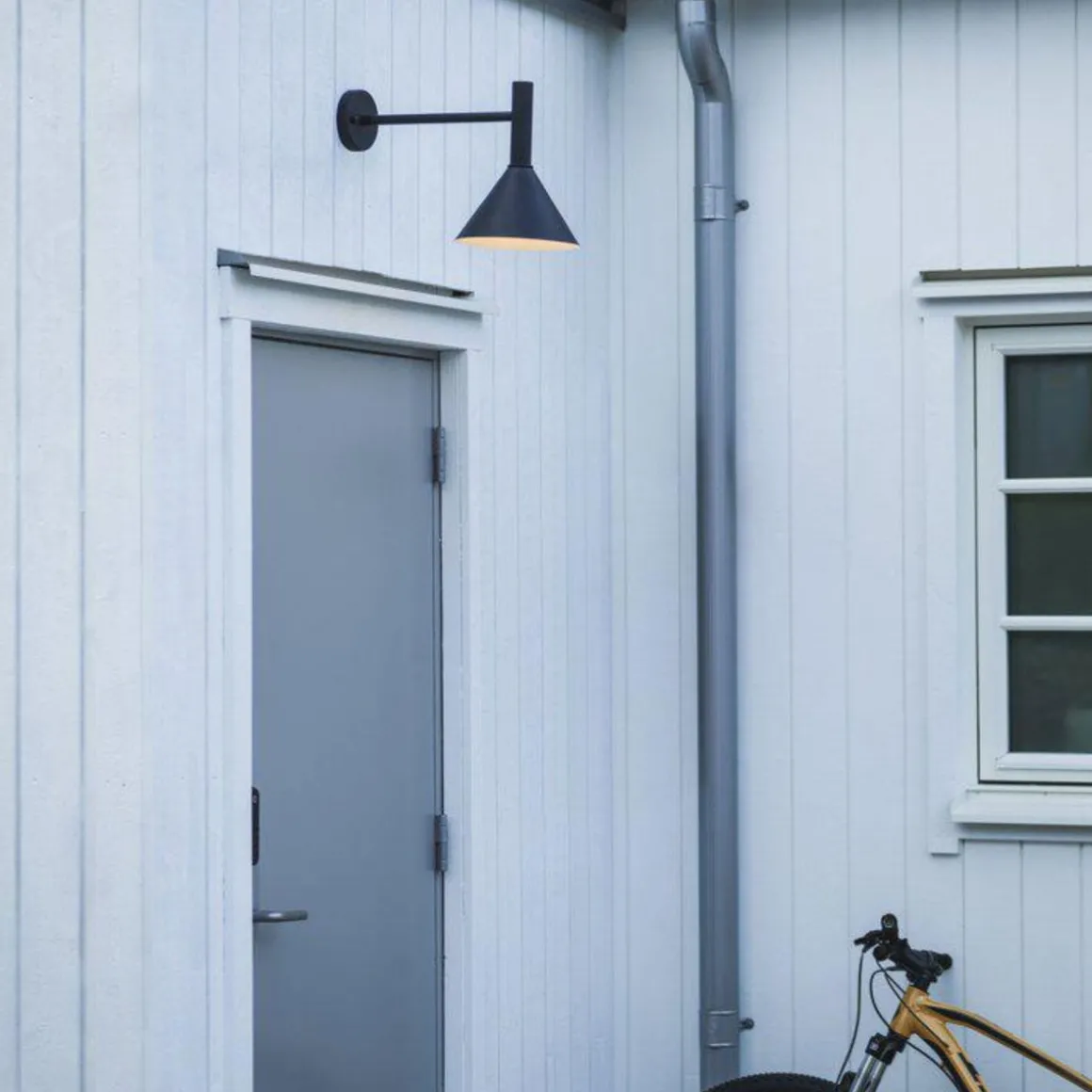 Tripp vegglampe utendørs IP44 - Svart